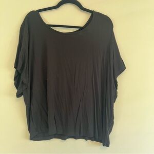 torrid 6 “super soft” Black Relaxed Scoop Neck crop tee